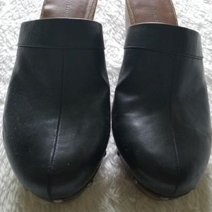 Like new BareTraps clog heels 9.5